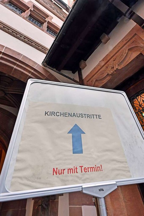 Im Freiburger Standesamt gibt es eine  Austritts-Beschilderung.  | Foto: Michael Bamberger