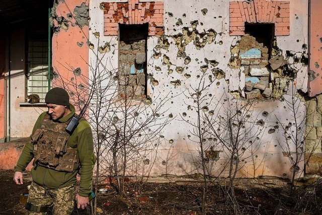 Ukraine, Krymske: Ein ukrainischer Sol...Sorgen vor einer Eskalation ausgelst.  | Foto: Vadim Ghirda (dpa)