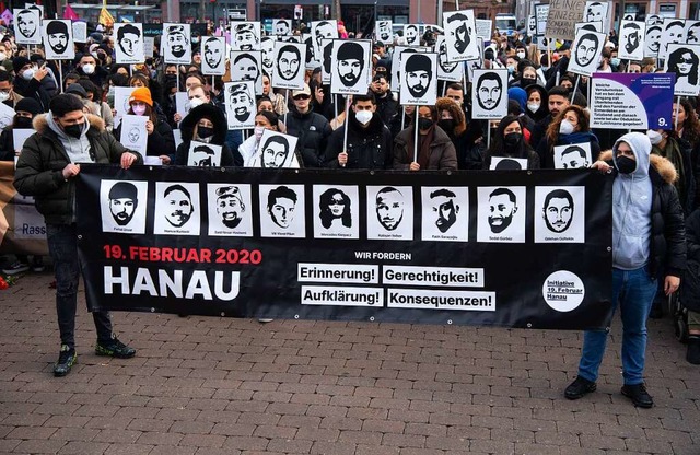 Mit Plakaten und Bildern der Ermordete...rten Anschlge von Hanau im Jahr 2020.  | Foto: Boris Roessler (dpa)