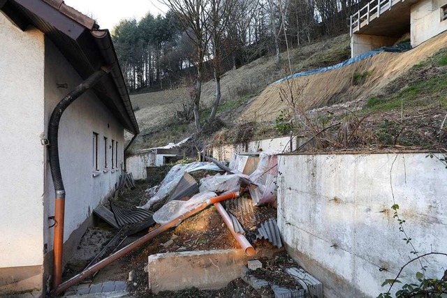 Auf der Rckseite des Hauses hufen si...lb liegenden Grundstckes abgerutscht.  | Foto: Christoph Breithaupt