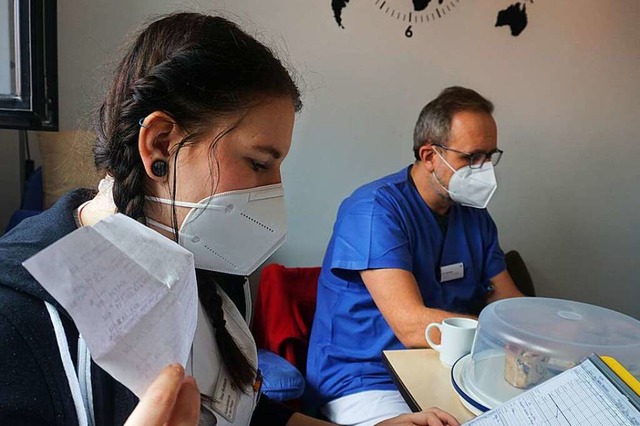 Als Pfleger alle Aufgaben gleichzeitig...  Auszubildenden Lea Roitzsch (links).  | Foto: Kreiskrankenhaus Emmendingen