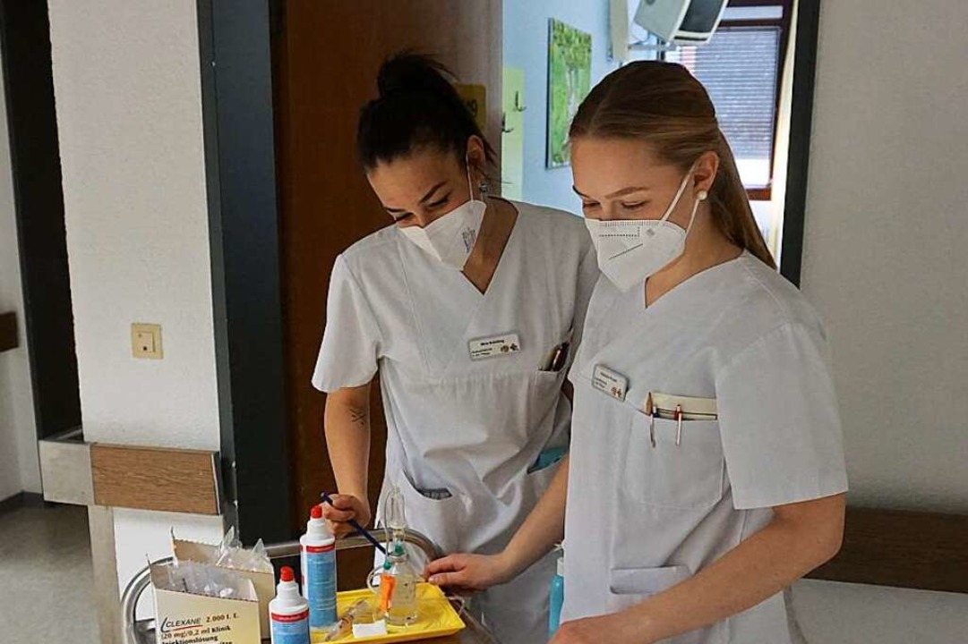 Den Alltag als examinierte Pflegerin i...Schilling (links) und Nathalie Probst.  | Foto: Kreiskrankenhaus Emmendingen