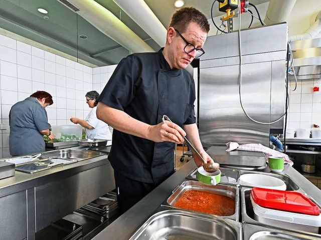 Kchenchef Holger Radenz und seine Mit...erdings fr weniger Gste als blich.   | Foto: Michael Bamberger