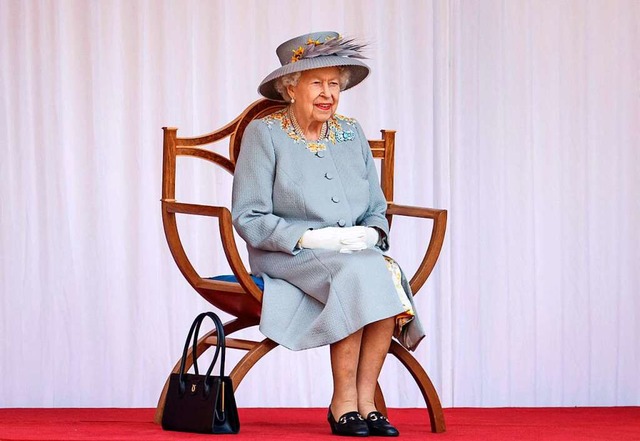 Die Queen, hier bei einer militrische...21, wurde positiv auf Corona getestet.  | Foto: CHRIS JACKSON (AFP)