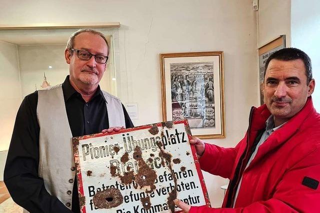 Breisacher Stadtmuseum erhält seltene Schilder aus dem Zweiten Weltkrieg