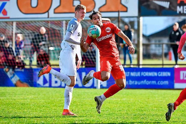 Angreifer  Shqipon Bektasi versucht de...amkollegen Luca Kbele weiterzuleiten.  | Foto: Claus G. Stoll