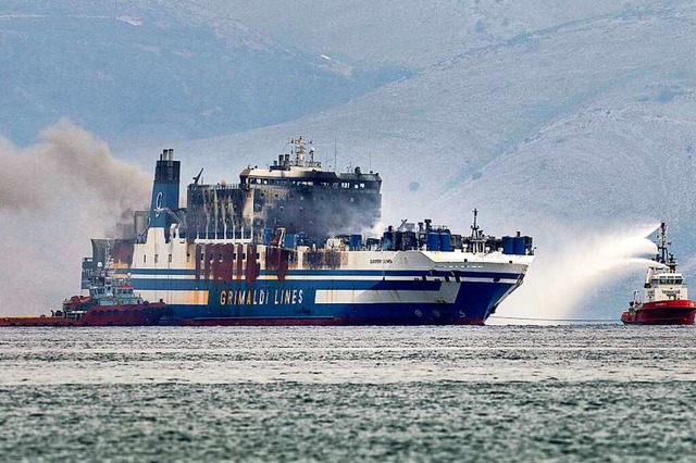 Rauch steigt von der unter italienisch...gge fahrenden Euroferry Olympia auf.  | Foto: Petros Giannakouris (dpa)