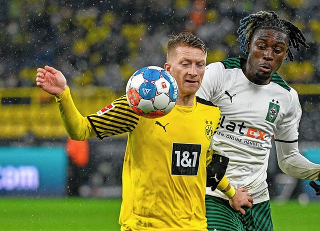 Dortmunds Doppeltorschtze Marco Reus gegen Kouadio Kon  | Foto: SASCHA SCHUERMANN (AFP)