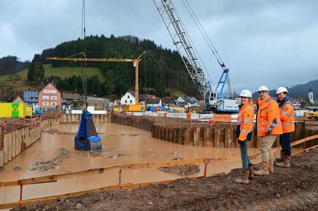 Bauleiterin Anna Frst, Bauaufsichtsle...vom Regierungsprsidium  vor dem Trog.  | Foto: Nikolaus Bayer