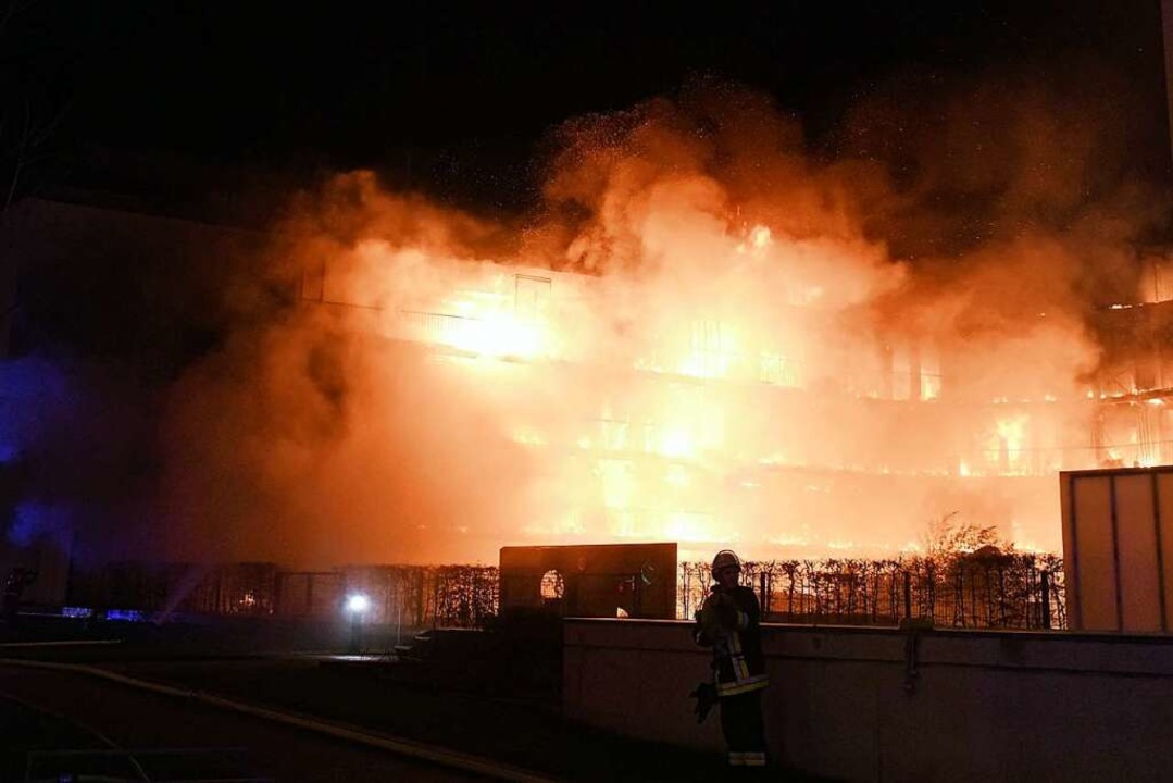 Wohnkomplex in Essen brennt  | Foto: Stephan Witte (dpa)