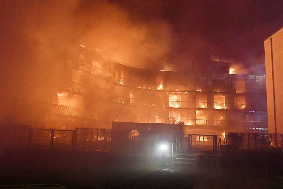 Wohnkomplex in Essen brennt  | Foto: Stephan Witte (dpa)