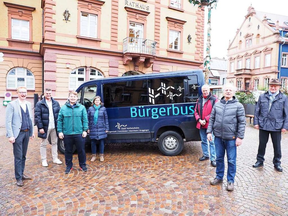 Der Bürgerbus auf Bestellung wird in H...as Projekt am Mittwoch im Rathaus vor.  | Foto: Michael Haberer