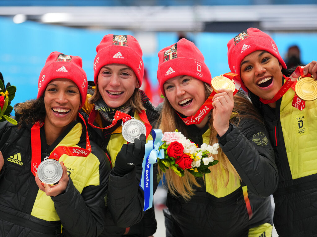 Zweierbob der Frauen: Mariama Jamanka  und Alexandra Burghardt jubeln ber Silber (von links),  Laura Nolte und Deborah Levi haben Gold geholt.