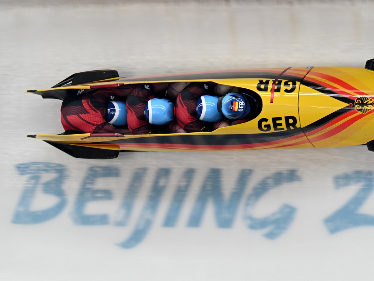 Auch Silber geht im Viererbob an  Deutschland: Bobpilot Johannes Lochner und sein Team im Eiskanal