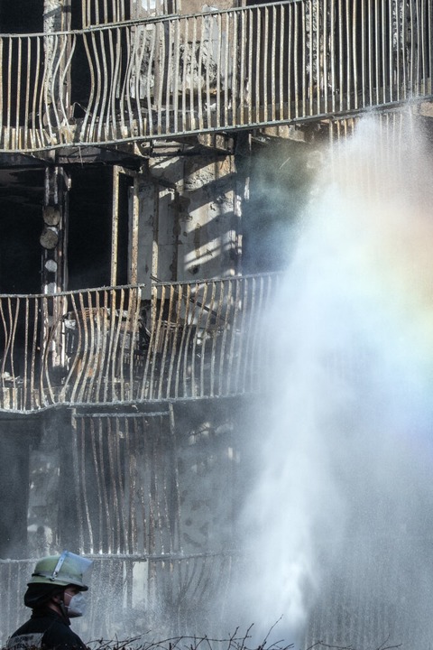 Die Feuerwehr löscht weiterhin einen a...orgen ein ganzer Wohnblock in Flammen.  | Foto: Bernd Thissen (dpa)