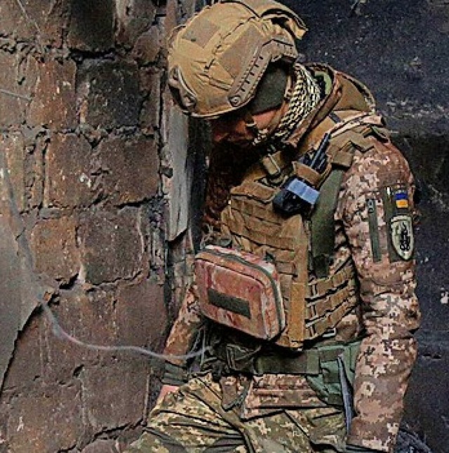 Ein ukrainischer Soldat in der Donbass-Region.  | Foto: ANATOLII STEPANOV (AFP)