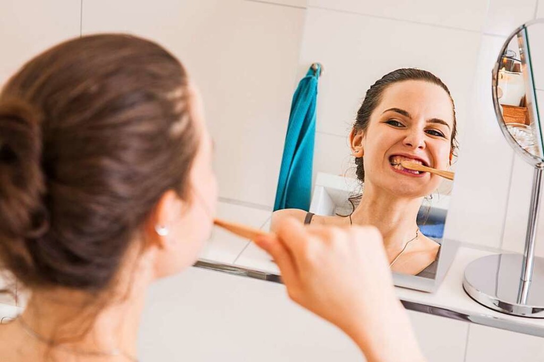Durch regelmäßige Mundhygiene beugt man übelriechenden Atem vor.  | Foto: Christin Klose (dpa)