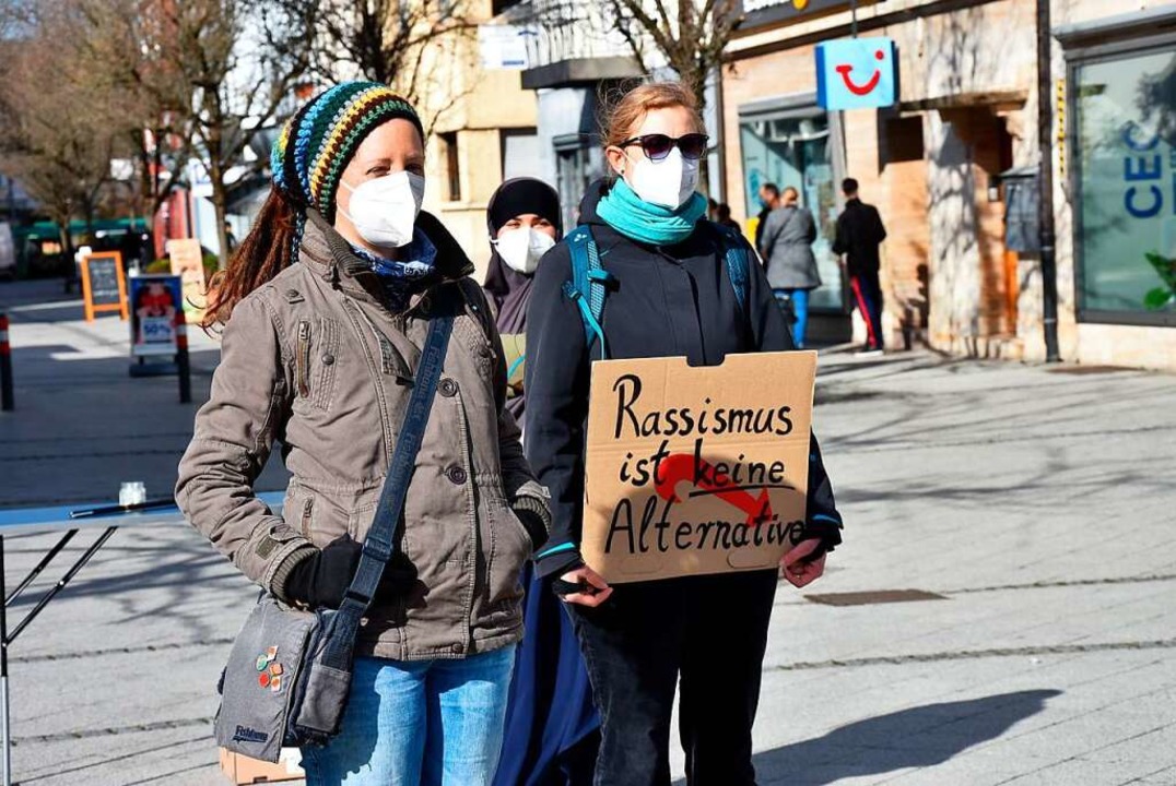 Zwei Teilnehmerinnen der Demo machen auf die Gefahren von Rassismus aufmerksam.  | Foto: Heinz und Monika Vollmar