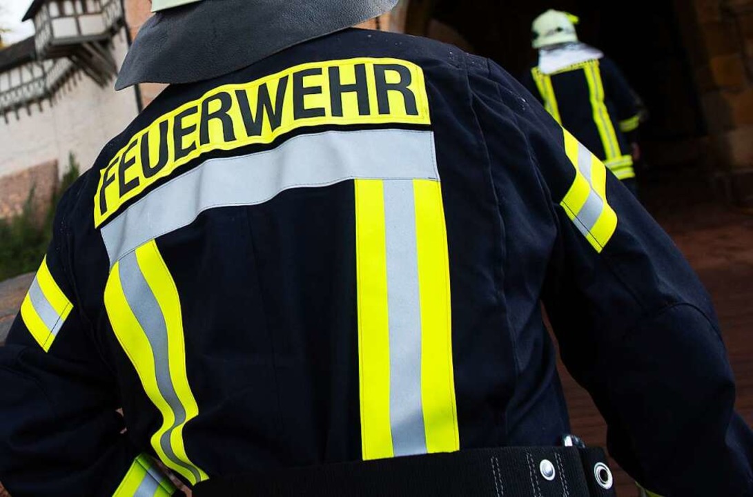 Die Feuerwehr war mit fünf Fahrzeugen und etwa 30 Kameraden im Einsatz.  | Foto: Swen Pförtner (dpa)