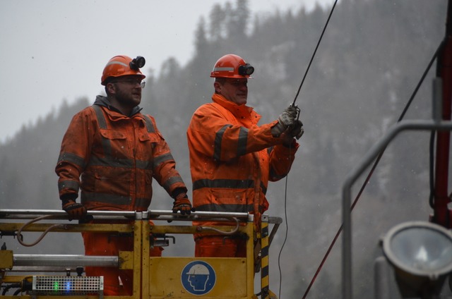 In den Nachmittagsstunden wird von Bah...te Oberleitung im Hllental repariert.  | Foto: Max Schuler