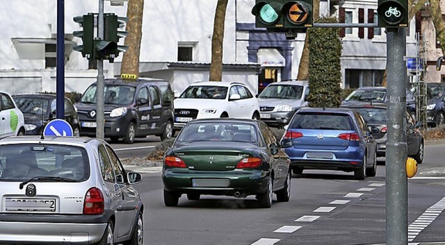 Auf der Bundesstrae 415 ist viel los.   | Foto: Christoph Breithaupt