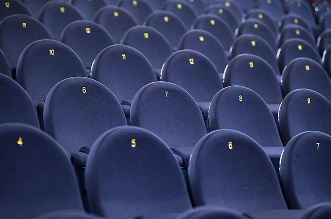 Leere Sitze &#8211; Kinos waren stark von den Corona-Beschränkungen betroffen.   | Foto: Robert Michael (dpa)