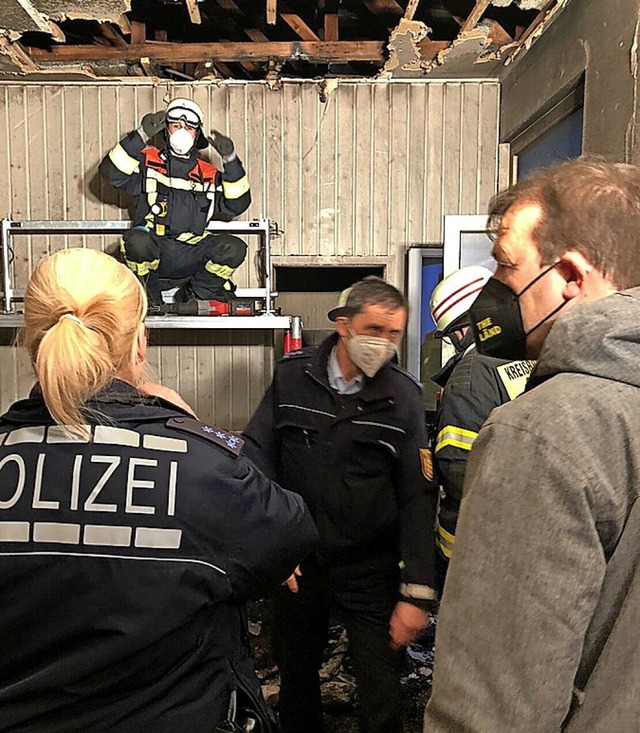 Thomas Marwein (rechts) bei der Besichtigung der Brandsttte  | Foto: Grnes Zentrum