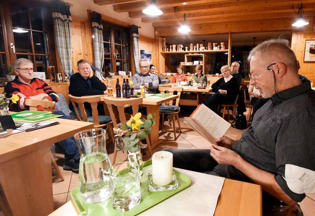 Walter Roth (rechts) liest im Wanderhe...s seinem Buch &#8222;Soko Erle&#8220;.  | Foto: Markus Zimmermann