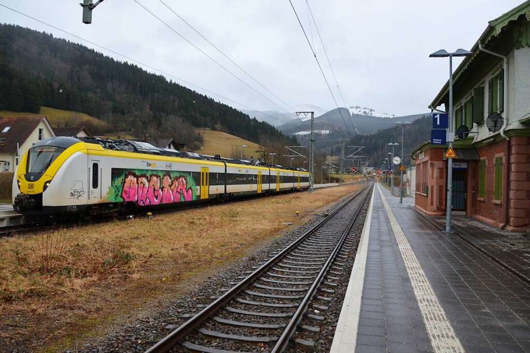 Ab sechs Uhr gelangten keine Züge mehr... Bussen weiter in den Hochschwarzwald.  | Foto: Max Schuler