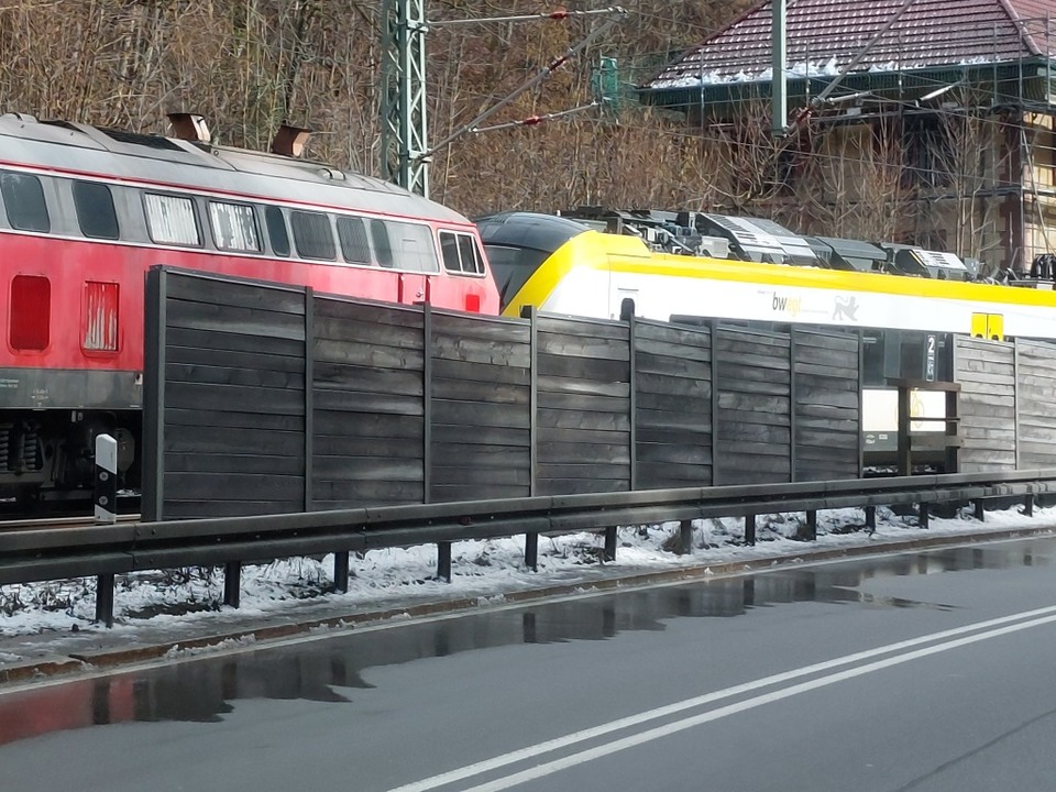 Eine Diesellok (rot) schleppte in der ...l ab und brachte diesen nach Freiburg.  | Foto: Max Schuler