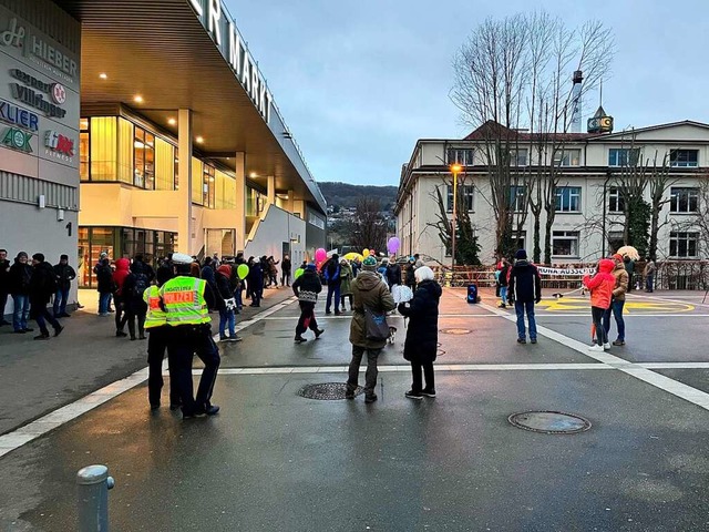 Corona-Demo auf dem Meeraner Platz in Lrrach  | Foto: Jonas Hirt