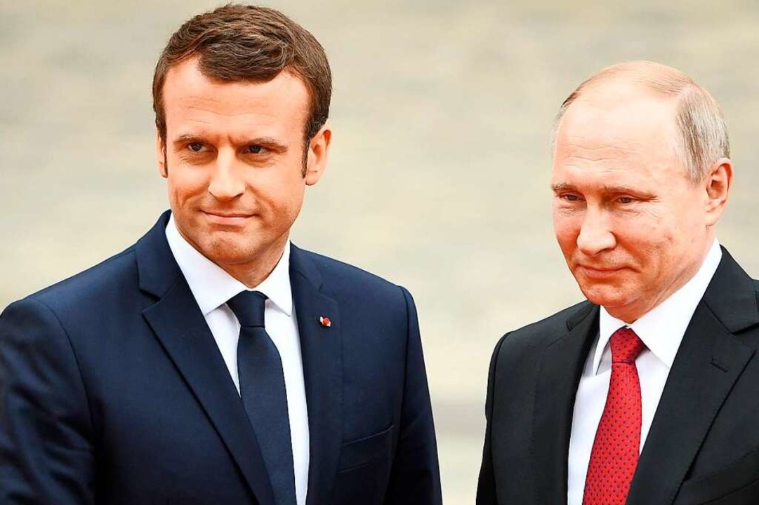 Macron (links) und Putin in einer Aufn...en Kollegen ins Schloss Versailles ein  | Foto: CHRISTOPHE ARCHAMBAULT