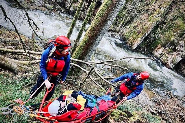 Bergwacht rettet verletzten Wildwasserkajakfahrer aus der Alb