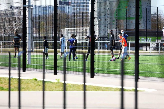 Der Kunstrasenplatz ist nicht nur bei den Fuballern des FV Dinglingen beliebt.  | Foto: Christoph Breithaupt