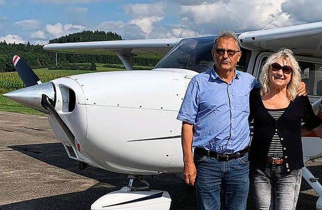 Ursula Meyer mit ihrem Mann Erich &#82...len sie die Leidenschaft frs Fliegen.  | Foto: Privat