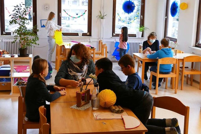 Im grten Raum des Hortes wird gern g...Anita Faulhaber mit mehreren Kindern).  | Foto: Sylvia Sredniawa