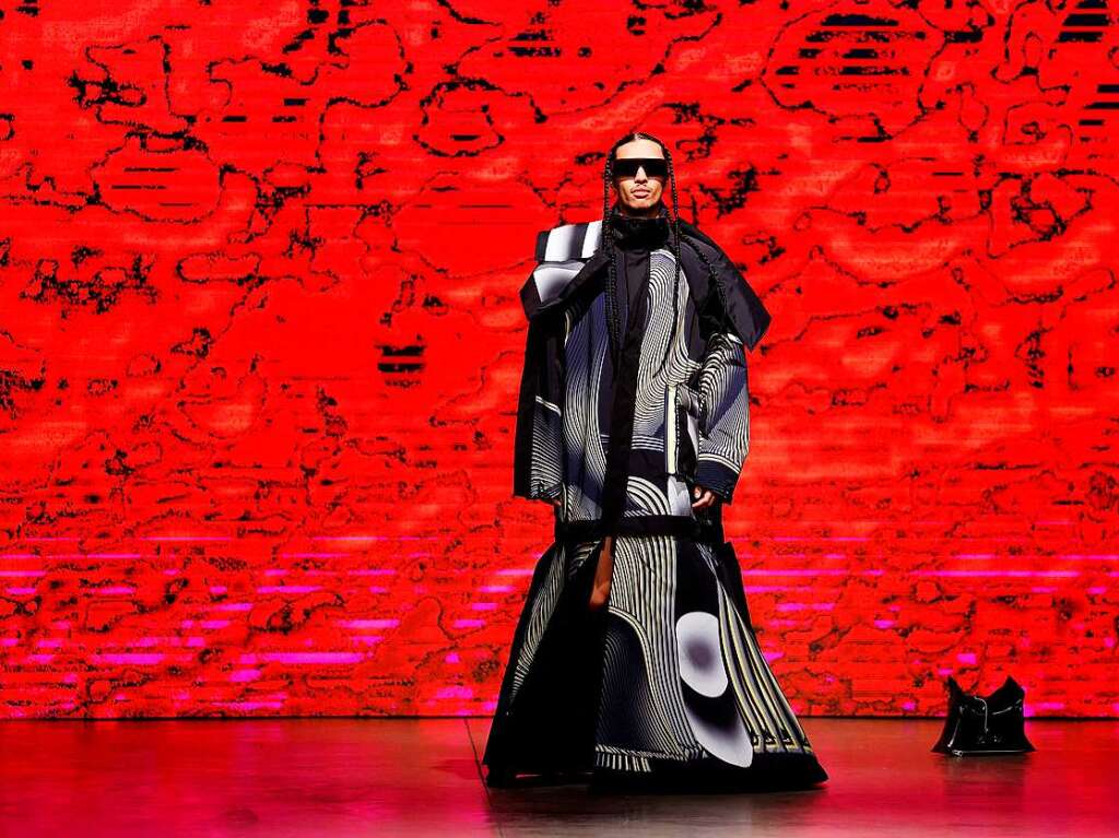 Futuristische Drucke, klare Linien: Ein Model zeigt einen Entwurf des aus Hong Kong stammenden Designers Kay Kwok.