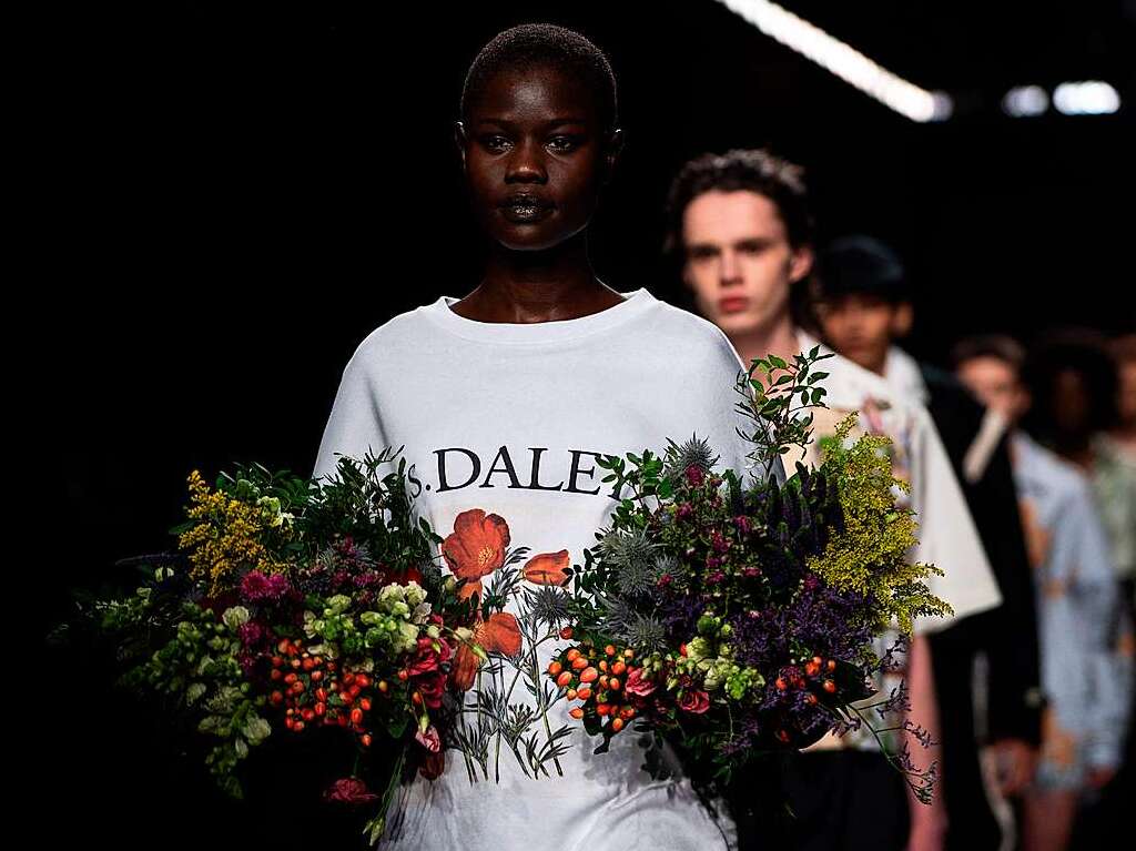 Blumen drfen bei keiner Show des britischen Designers Steven Stokey Daley fehlen.