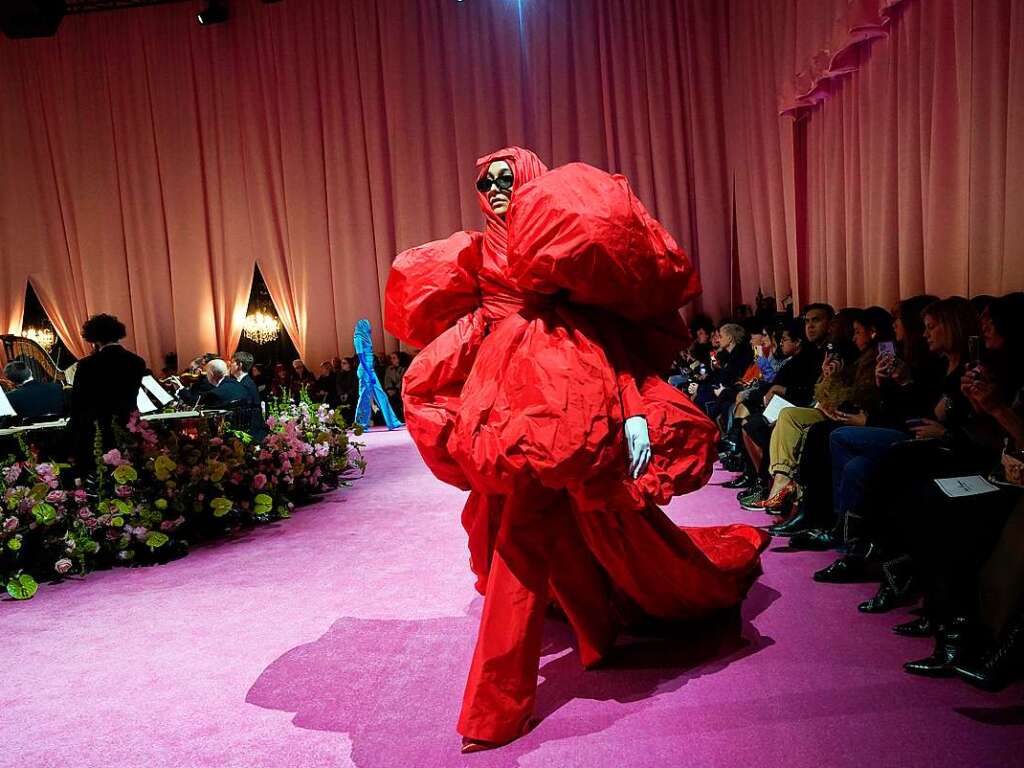 Ein Model luft whrend einer Modenschau von Richard Quinn im Rahmen der London Fashion Week in der Lindley Hall ber den Laufsteg.