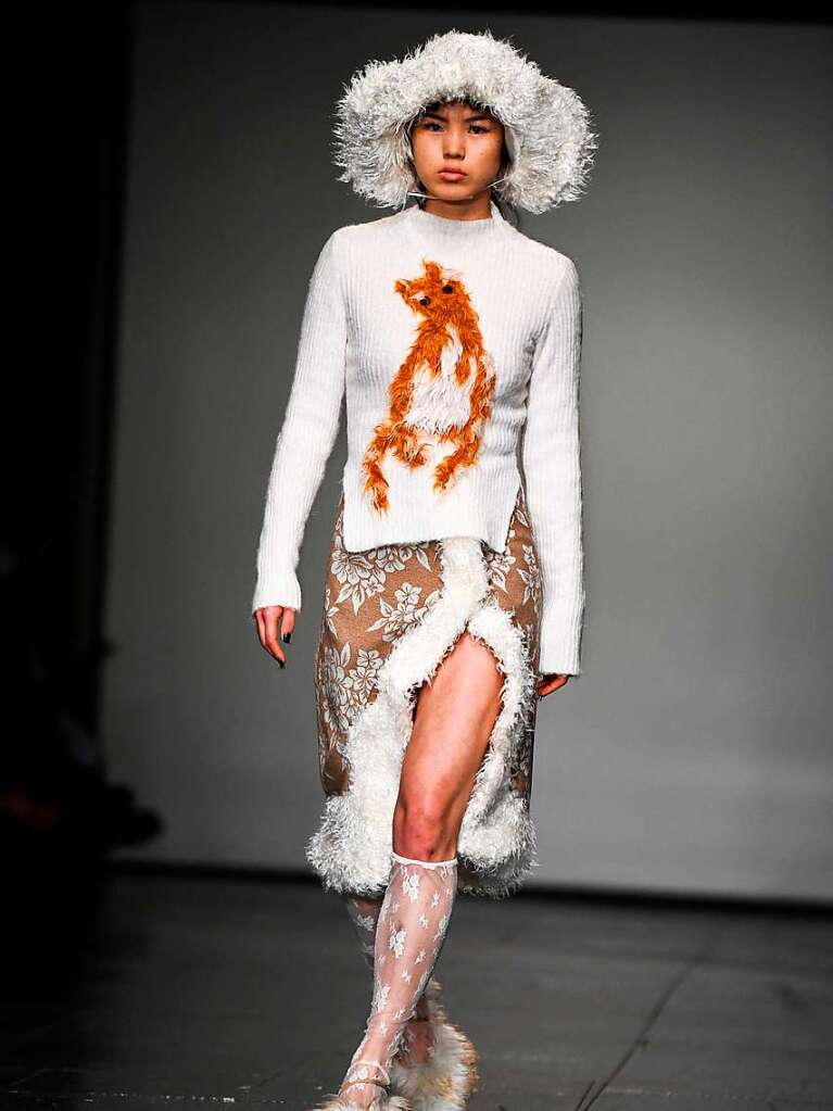 Ein Model trgt ein Strick-Oberteil der chinesischen Designerin Yuhan Wang, die bei der London Fashion Week 2022 auf flauschige Katzenmotive setzt.