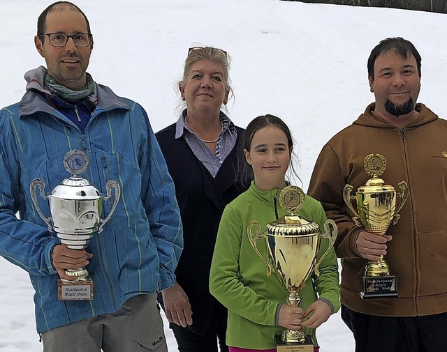 Christoph Eckert (von links), Lia Schu...bine Kramer-Rempe  bergab die Pokale.  | Foto: Skiclub Wehr