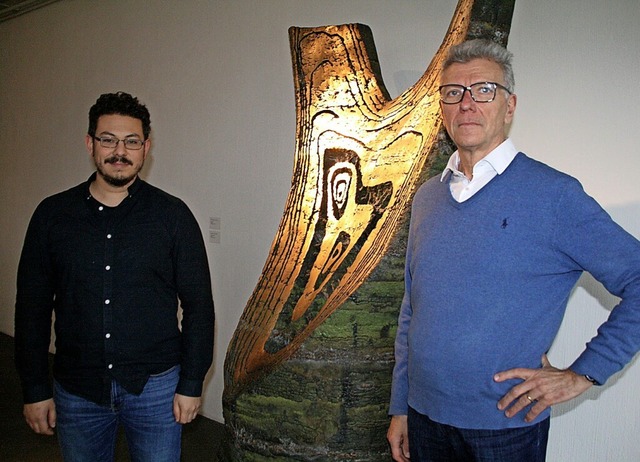 Matthias Frehner (rechts) mit Kurator ...einer Bronzeskulptur von Erwin Rehmann  | Foto: Peter Schtz