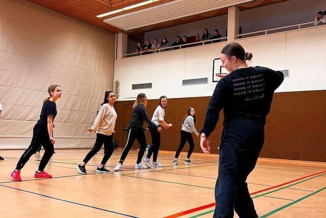 Hip-Hop-Weltmeisterin Nina Zipfel bringt Schülern Tanzschritte bei