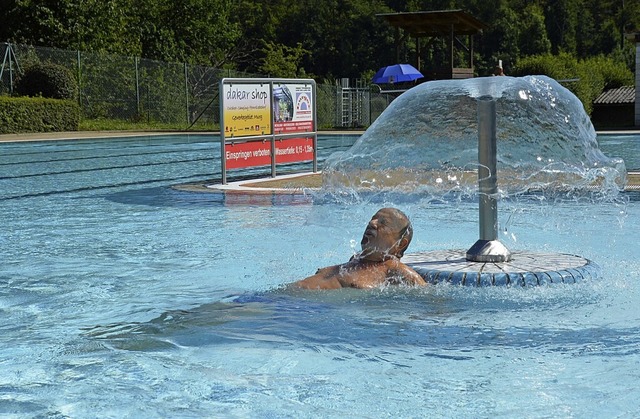 ber die Zukunft des Rheinschwimmbads ...st nach der Brgerversammlung im Mai.   | Foto: Horatio Gollin