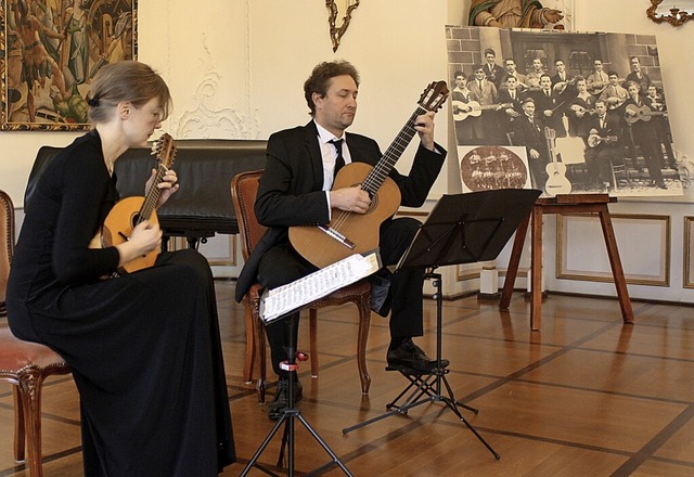 Katsia Prakopchyk, Mandoline, und Jan Skryhan, Gitarre, im Barocksaal.  | Foto: Hildegard Karig