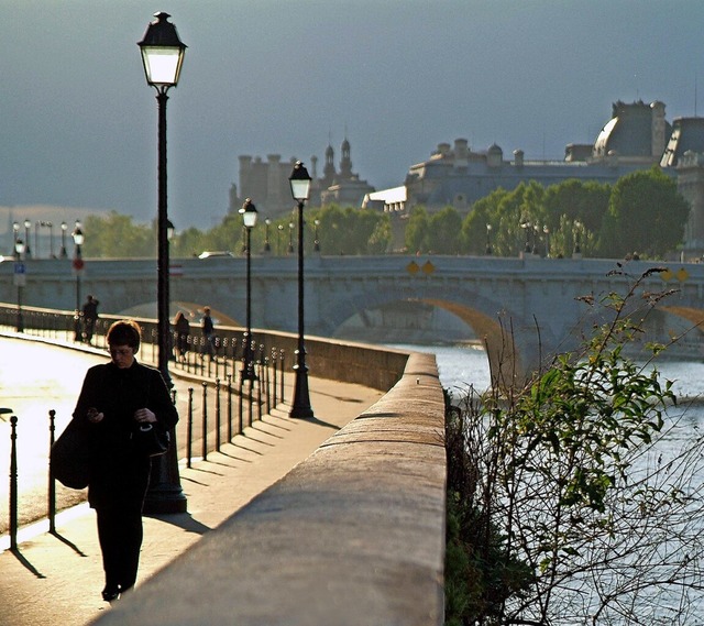 Der Flaneur in Paris, begleitet von Melancholie wie Neugier  | Foto: imago stock&people