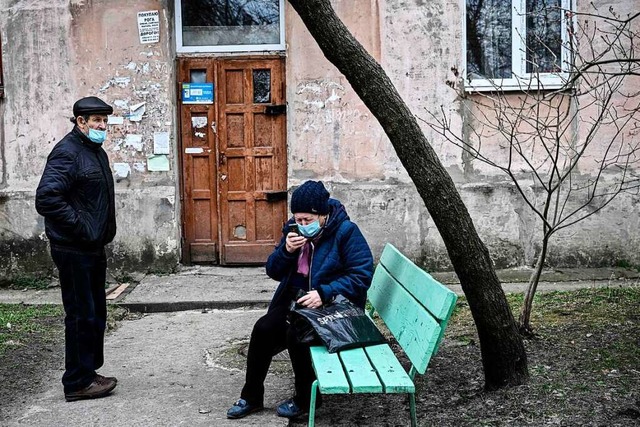 Eine Frau in Schastia nahe Lugansk ver... in der Region auf das Schlimmste vor.  | Foto: ARIS MESSINIS (AFP)