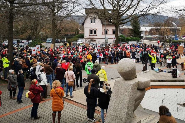 Friedlich haben Beschftigte aus dem O...esen vor dem Landratsamt demonstriert.  | Foto: Ralf Burgmaier