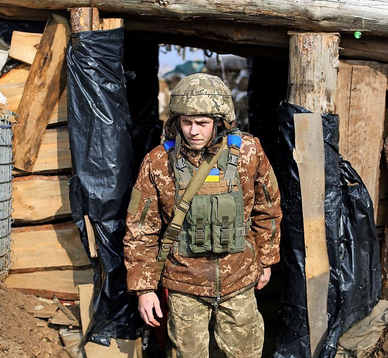Während die ukrainischen  Soldaten im ... in Alarmbereitschaft sind,<ppp></ppp>  | Foto: ANATOLII STEPANOV (AFP)