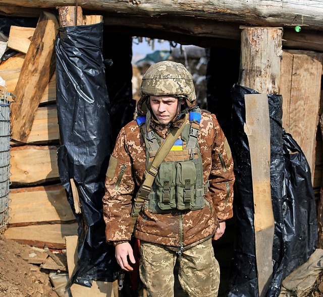 Whrend die ukrainischen  Soldaten im ... in Alarmbereitschaft sind,<ppp></ppp>  | Foto: ANATOLII STEPANOV (AFP)